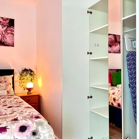 Δωμάτια σε οικογενειακή κατοικία Lovely Close To The Airport