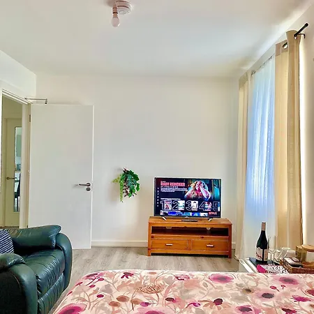 Δωμάτια σε οικογενειακή κατοικία Lovely Close To The Airport *