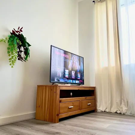 Lovely Close To The Airport *